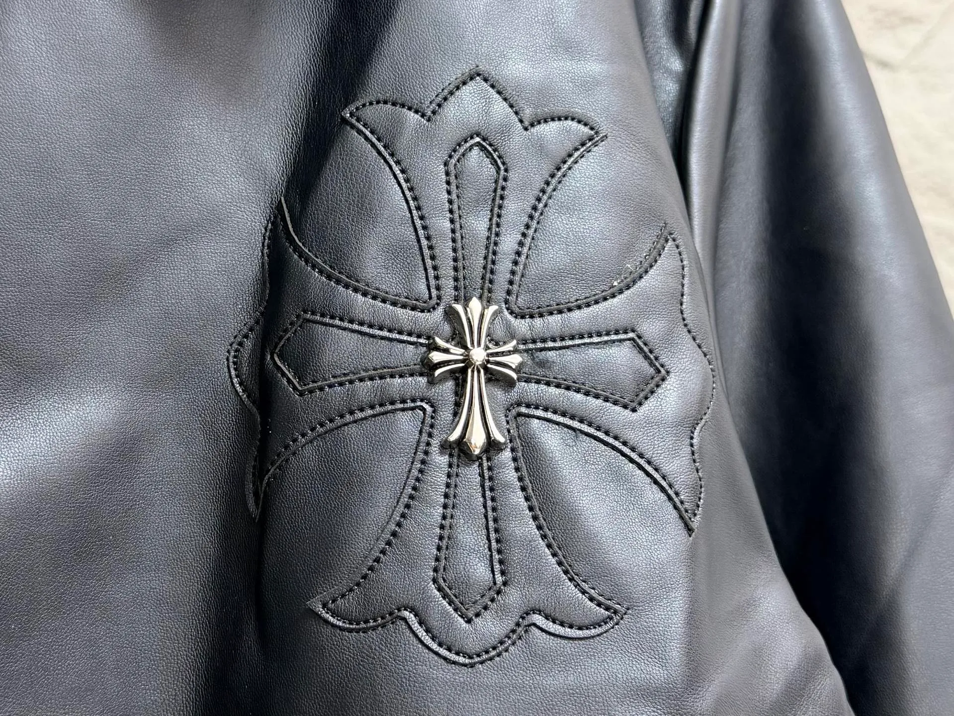 CH/Cro Heart Hardware Cross Snap Button Leather Jacket ●"Originally purchased for 84300, 1:1Quality" ●The fabric is made of Black litchi pattern two-layer Cowhide Leather material, customized silk jacquard logo lining, embroidery is processed using TAJIMA machine, appliqué embroidery technology, and the back is shaped by an imported template machine. ●Customized Genuine Leather trademark, customized Genuine Leather Size, customized 5.8cm metal logo, customized 18mm four-button buckle, customized 18mm two-button buckle ●Full set of three-standard accessories are available. Size: S M L XL